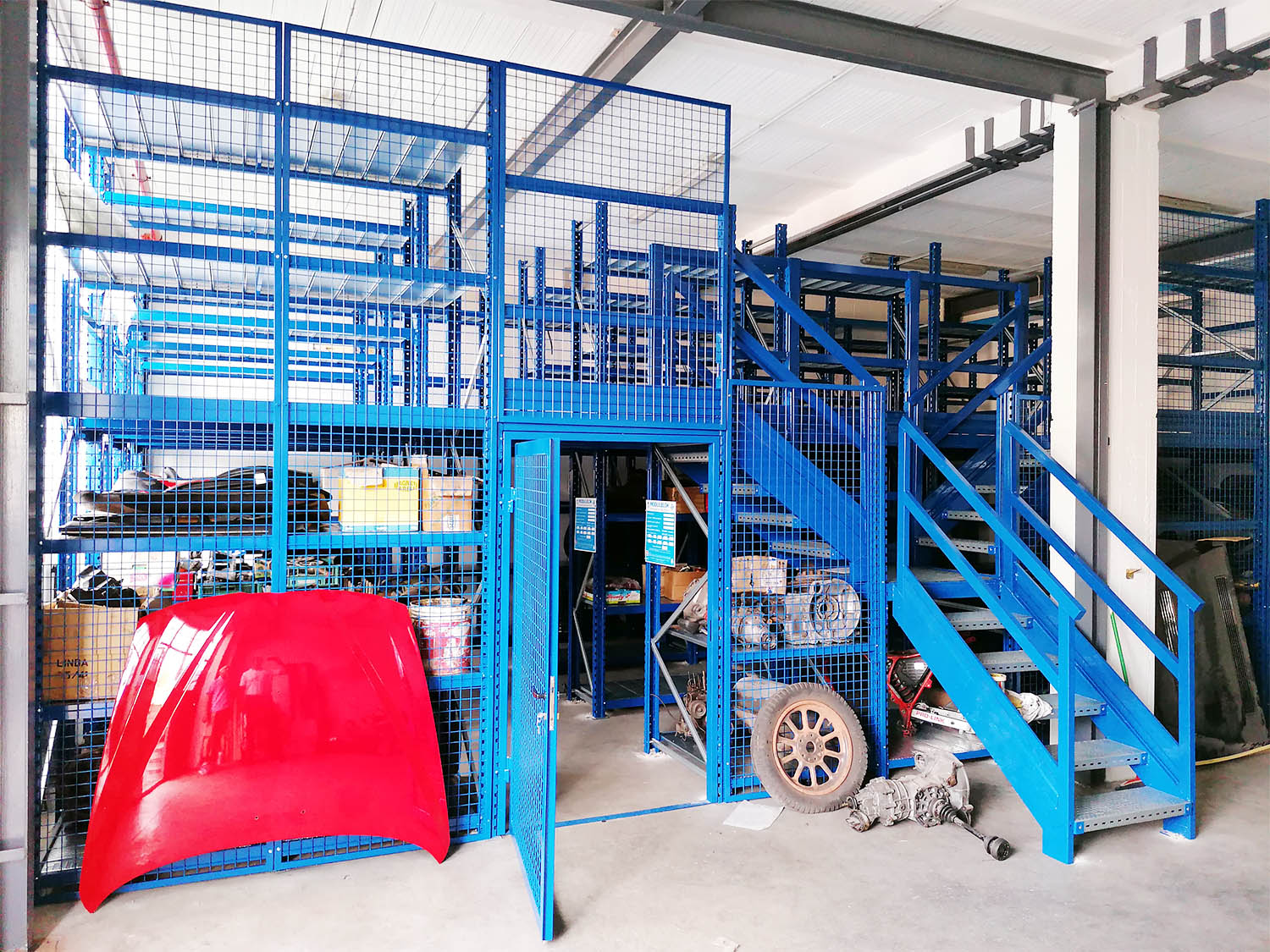 PICCOLO SPAZIO MAGAZZINO CAPIENTE