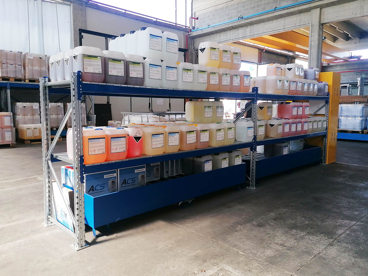 CONTENERE CON VASCHE AD HOC